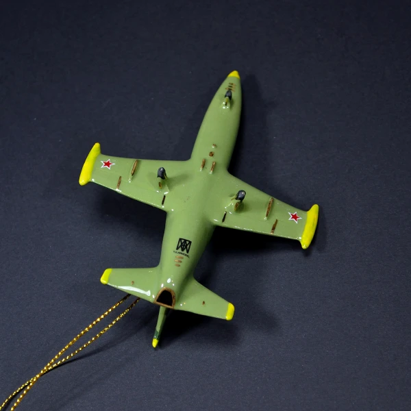 Ёлочная игрушка самолет Л-39 Альбатрос (фарфор) серия Самолеты России Ёлочная игрушка самолет Л-39 Альбатрос (фарфор) серия Самолеты России
